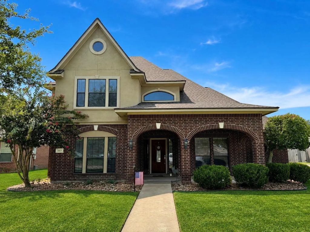 1113 Enchanted Oaks Drive, Angleton