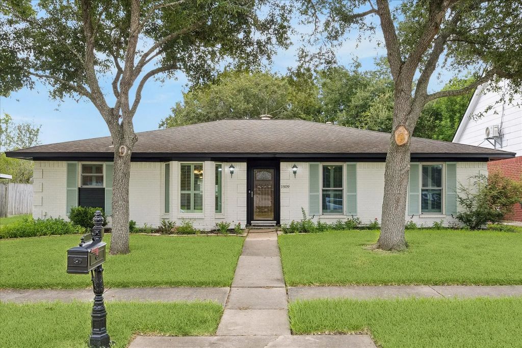 1809 Winding Creek Drive, Pearland