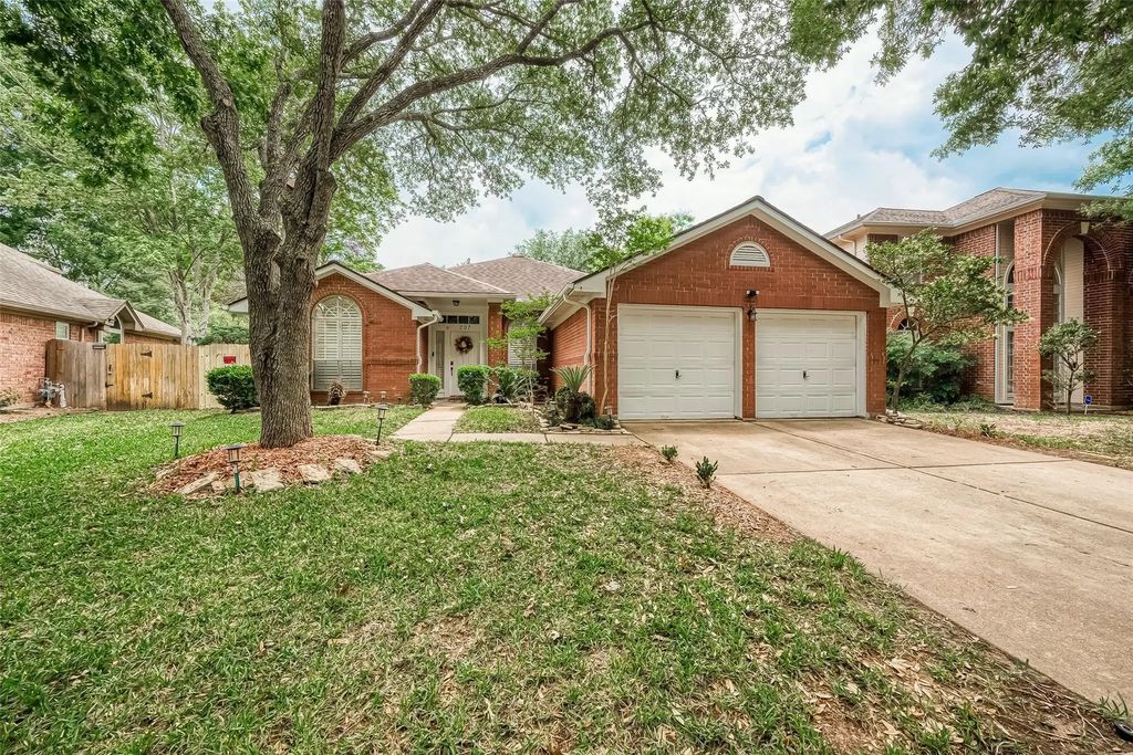 207 Rolling Plains Drive, Sugar Land