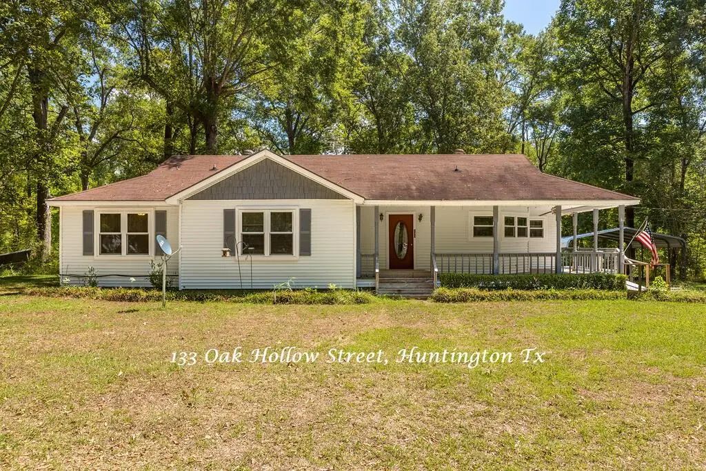 133 Oak Hollow St, Huntington