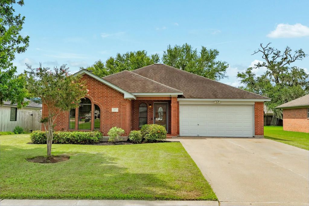 105 Washington Avenue, Clute