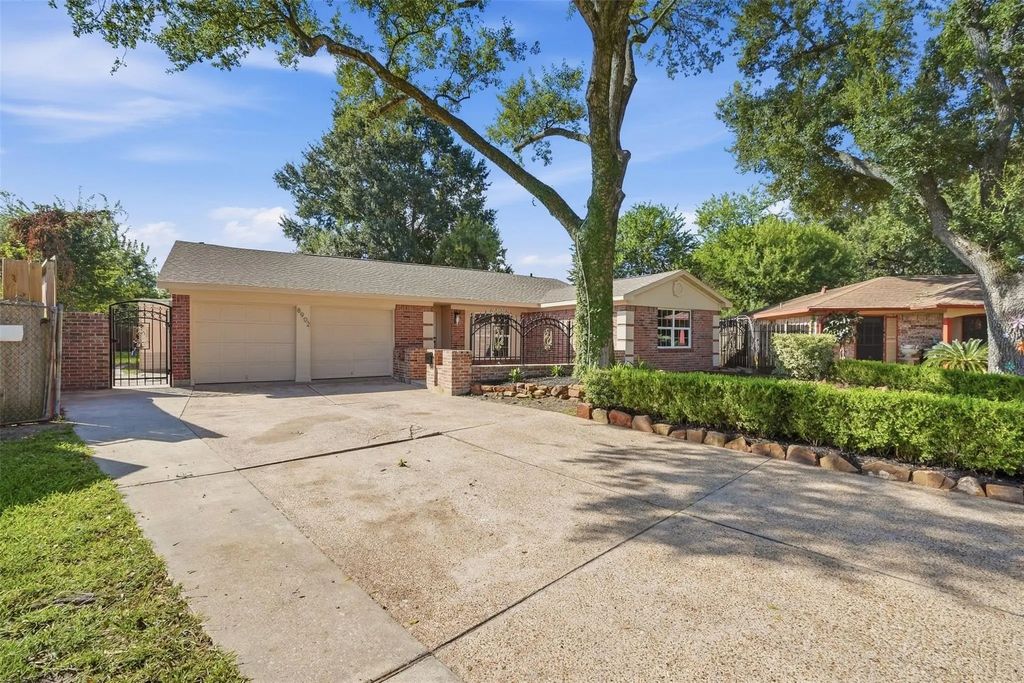 8902 Winding River Drive, Houston