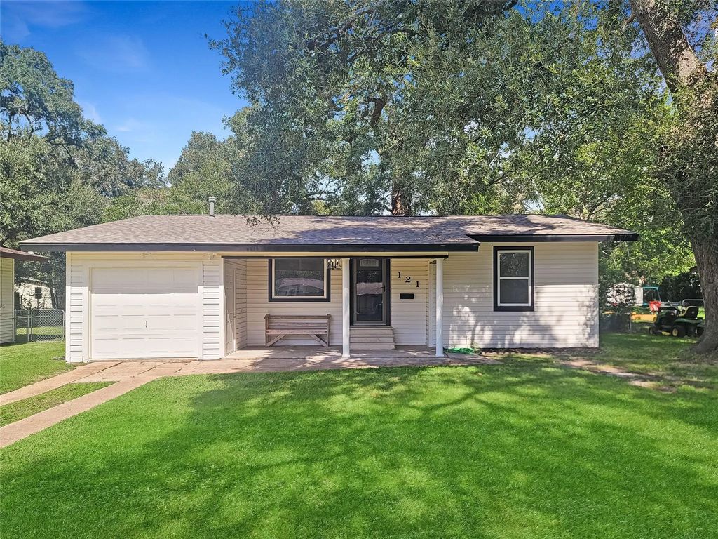 121 Wisteria Street, Lake Jackson