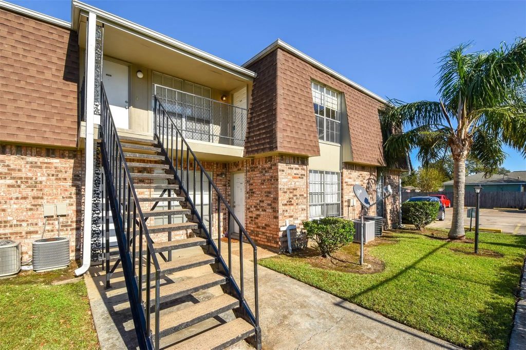 5252 Twin City Highway 464, Groves