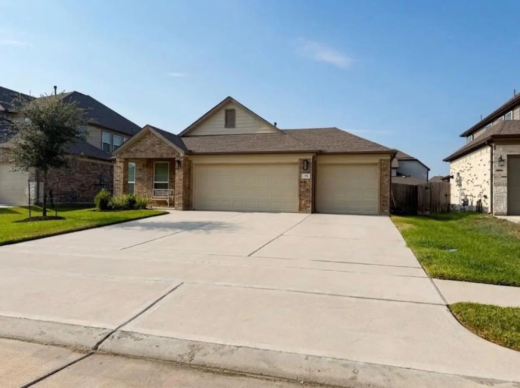 301 E Tranquil Fields Lane, Waller
