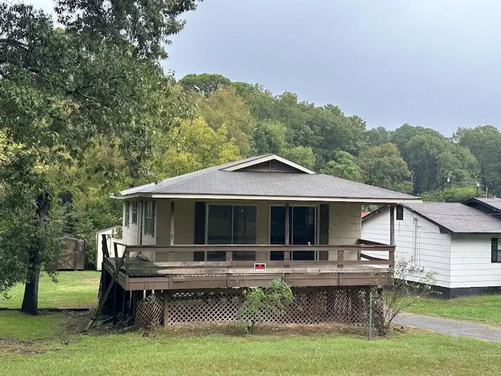 20394 Lakeshore Drive, Flint