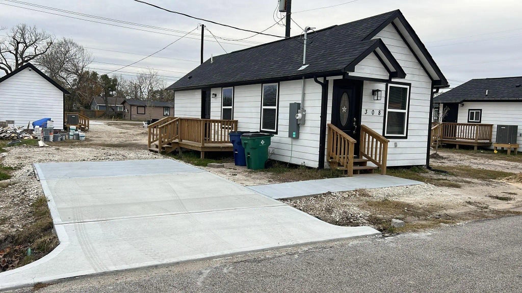 308 Marshall, Angleton