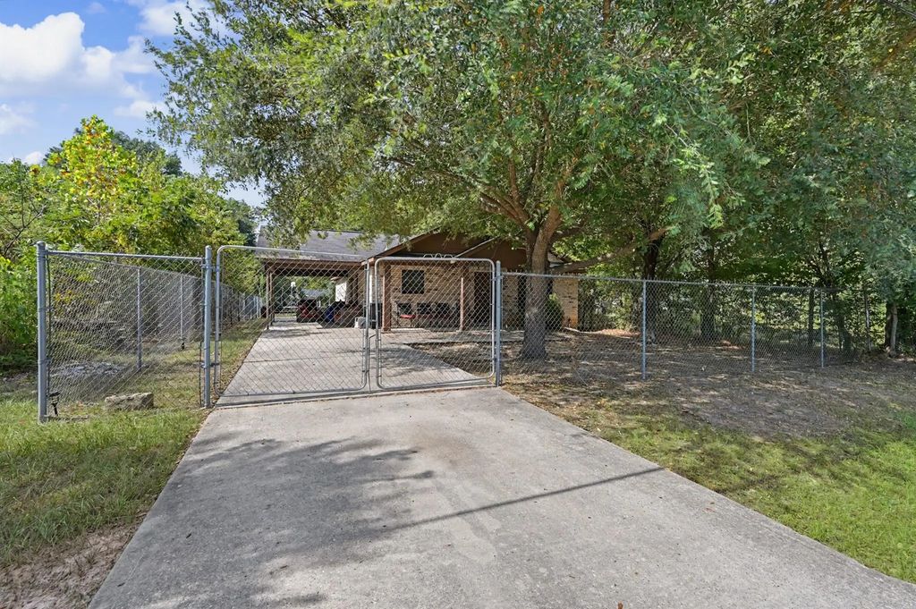 704 Dr Martin Luther King Jr Place N, Conroe