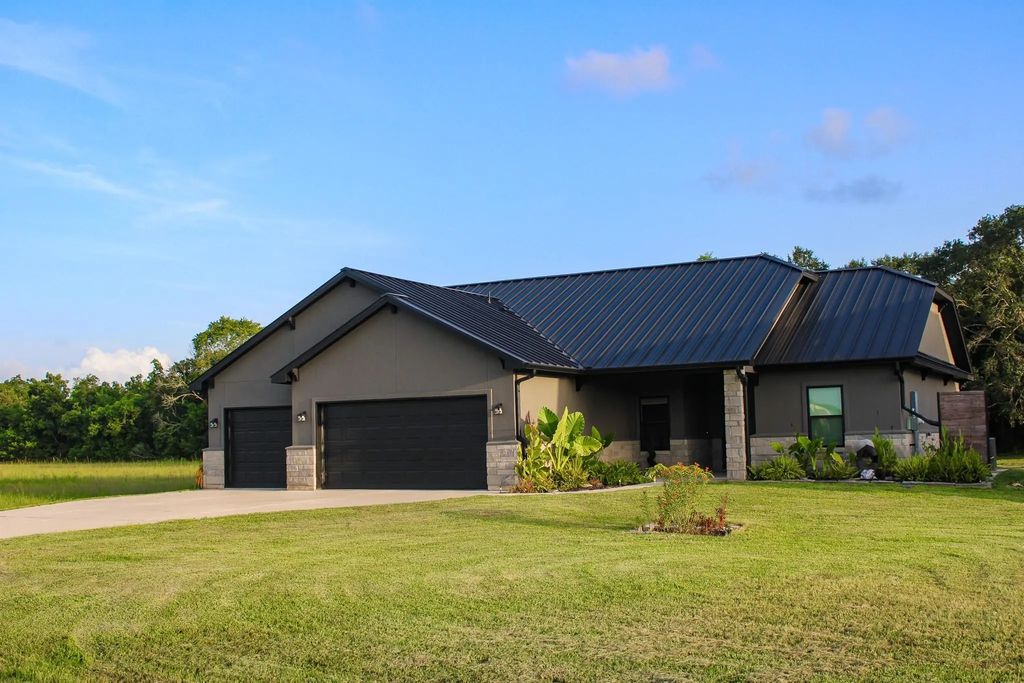 925 Chuckwagon Trail, Angleton