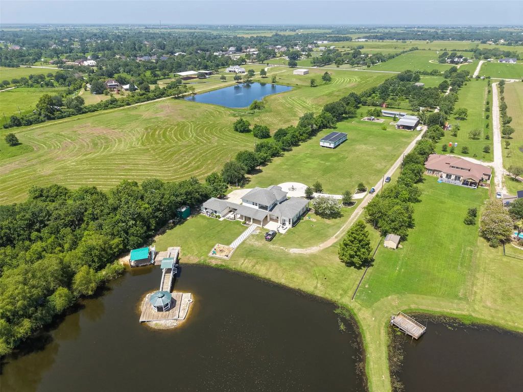 1024 Colibri Lake Lane, Waller