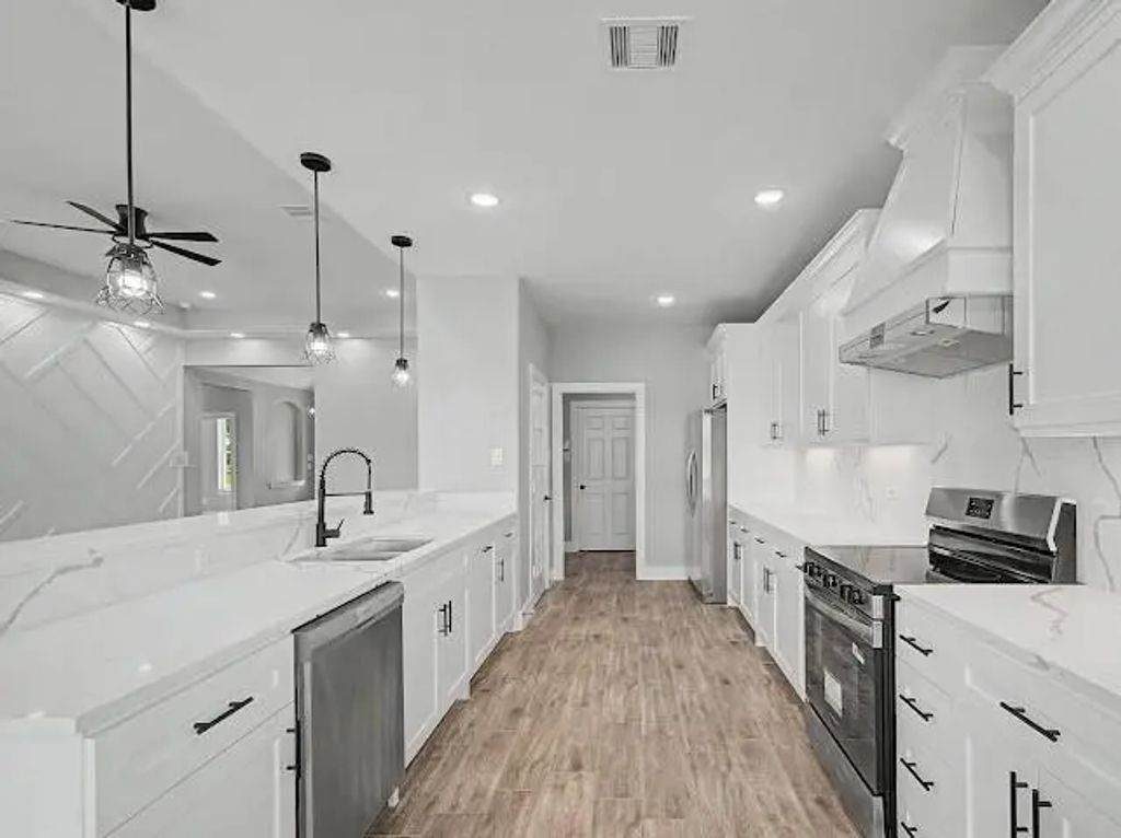 1220 Appaloosa Circle, Angleton
