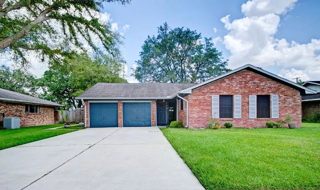 609 Mary Ann Drive, Friendswood