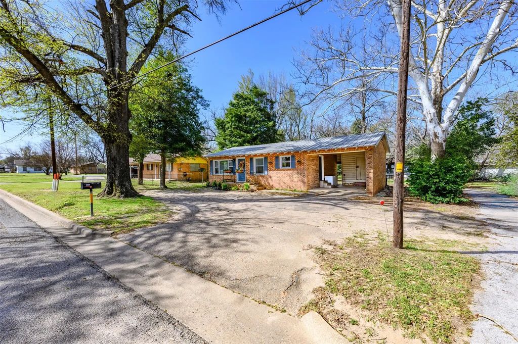506 N Main Street, Lindale