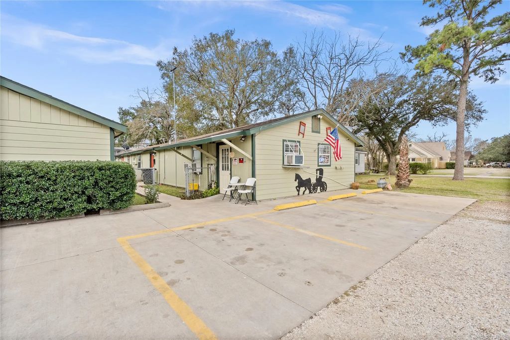 2200 Peach Avenue, Bay City