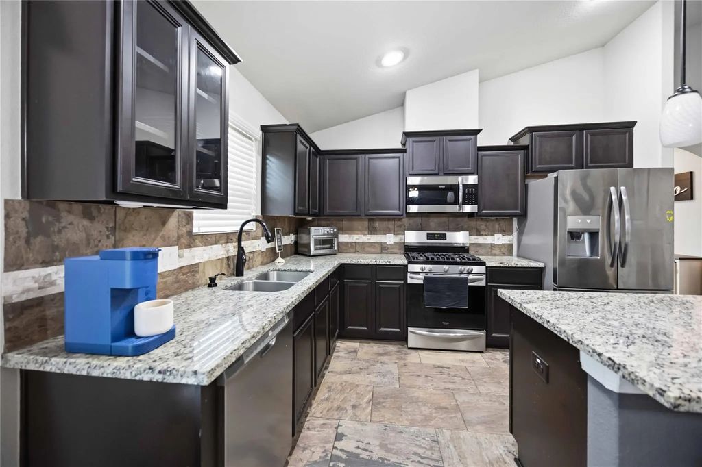 712 Rim Water Drive, Alvin
