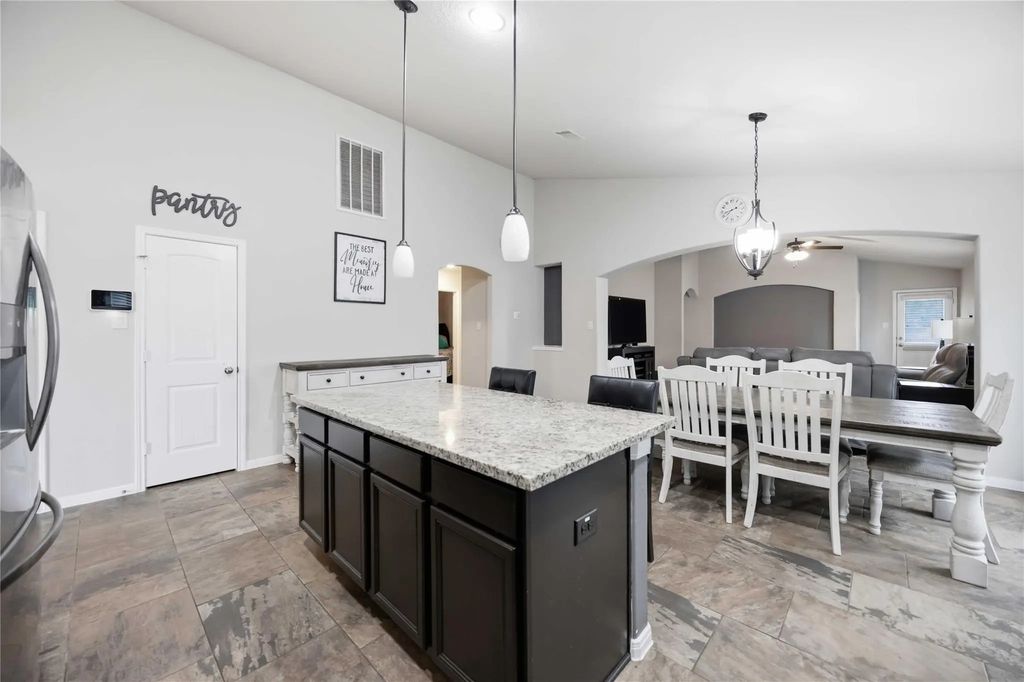 712 Rim Water Drive, Alvin