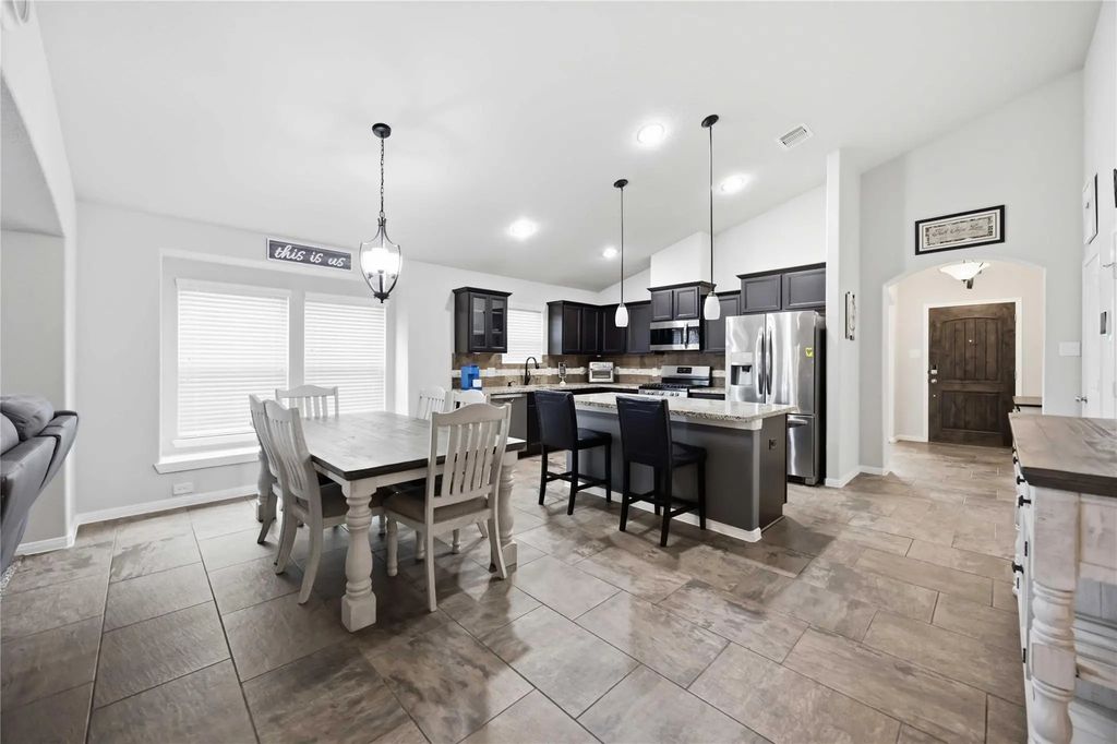 712 Rim Water Drive, Alvin