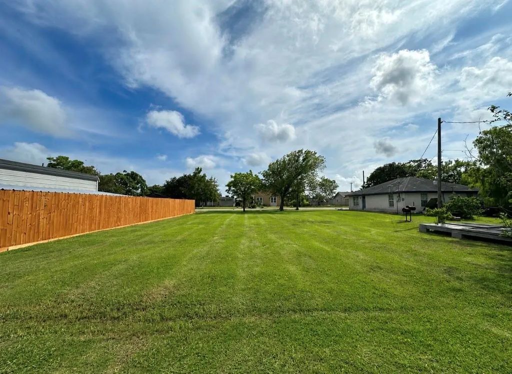 12 N Ave A, Freeport