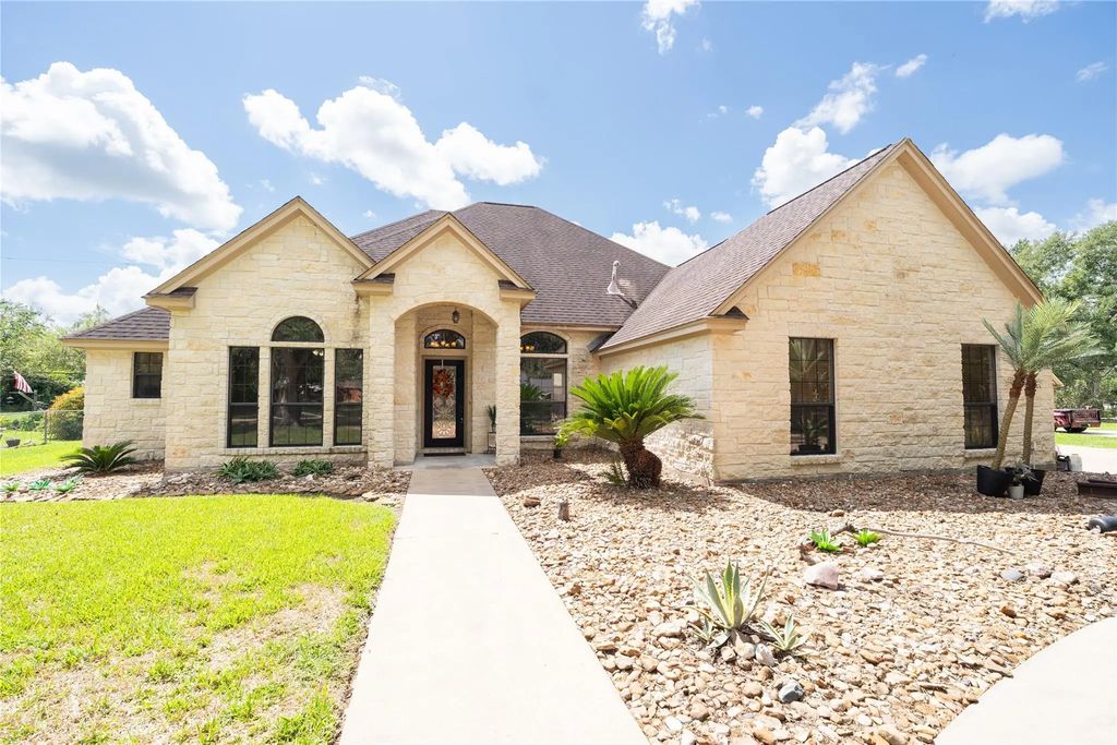205 W Bronco Bend, Angleton