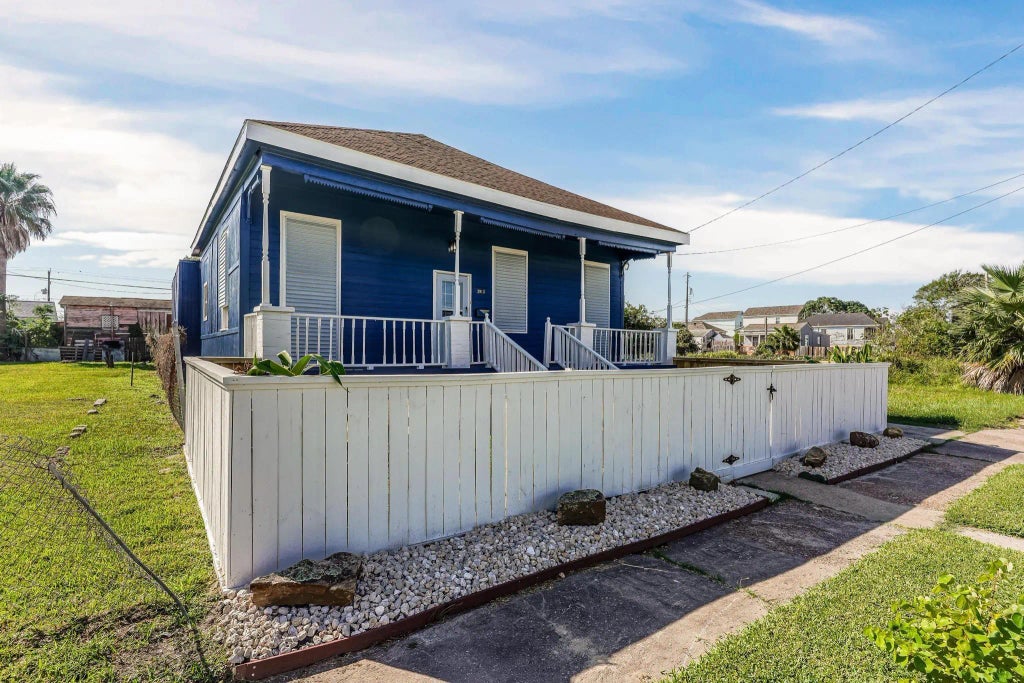 3913 Ball St, Galveston