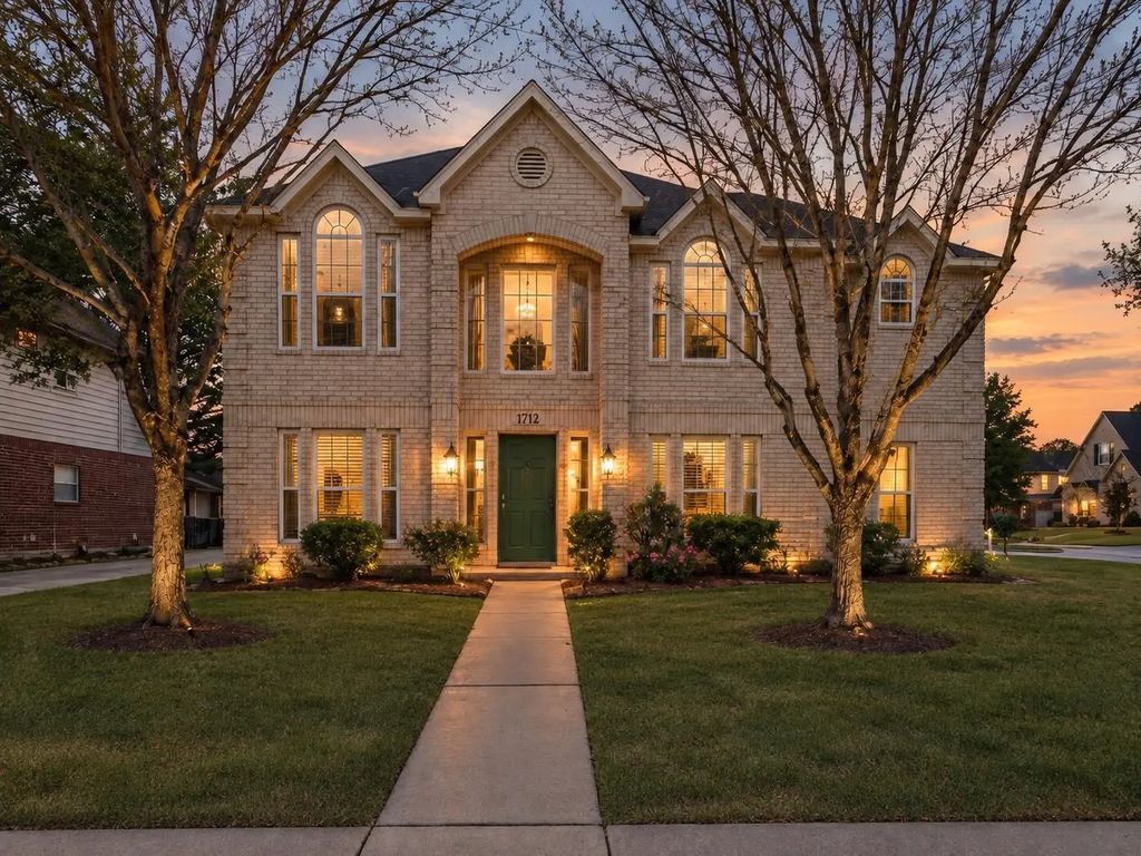 702 Huntercrest Street, El Lago
