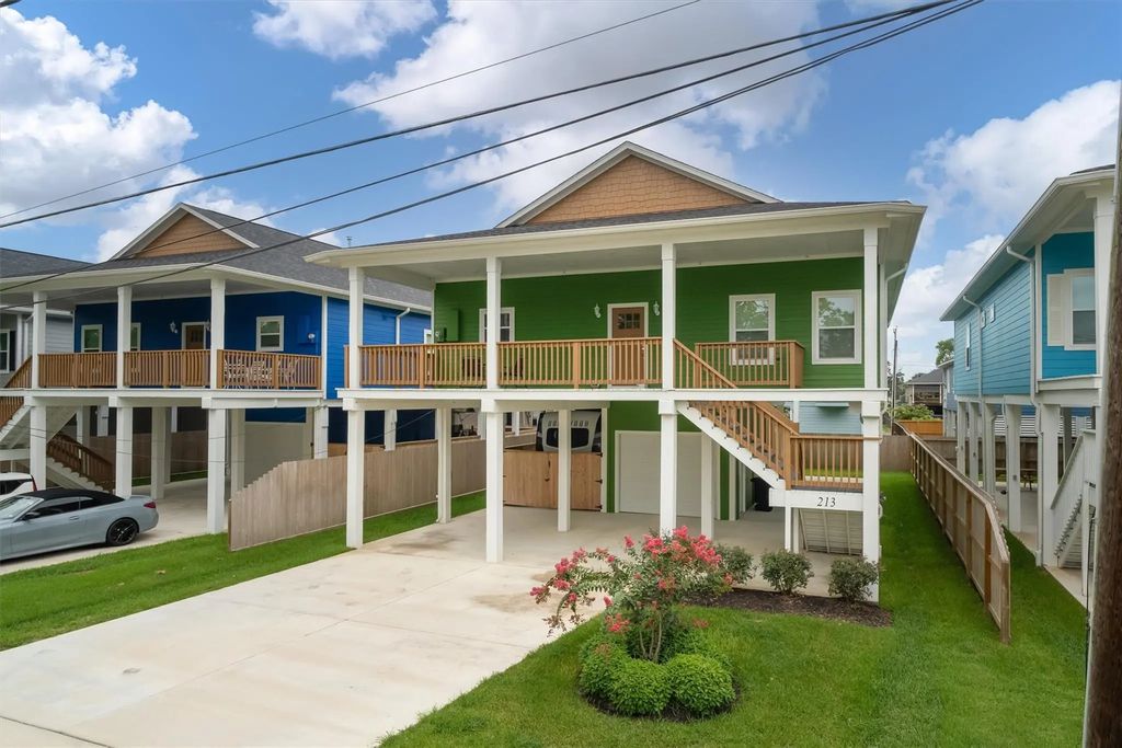 213 West, Kemah