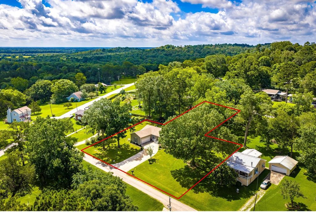 51 Rustling Oaks Street, Coldspring
