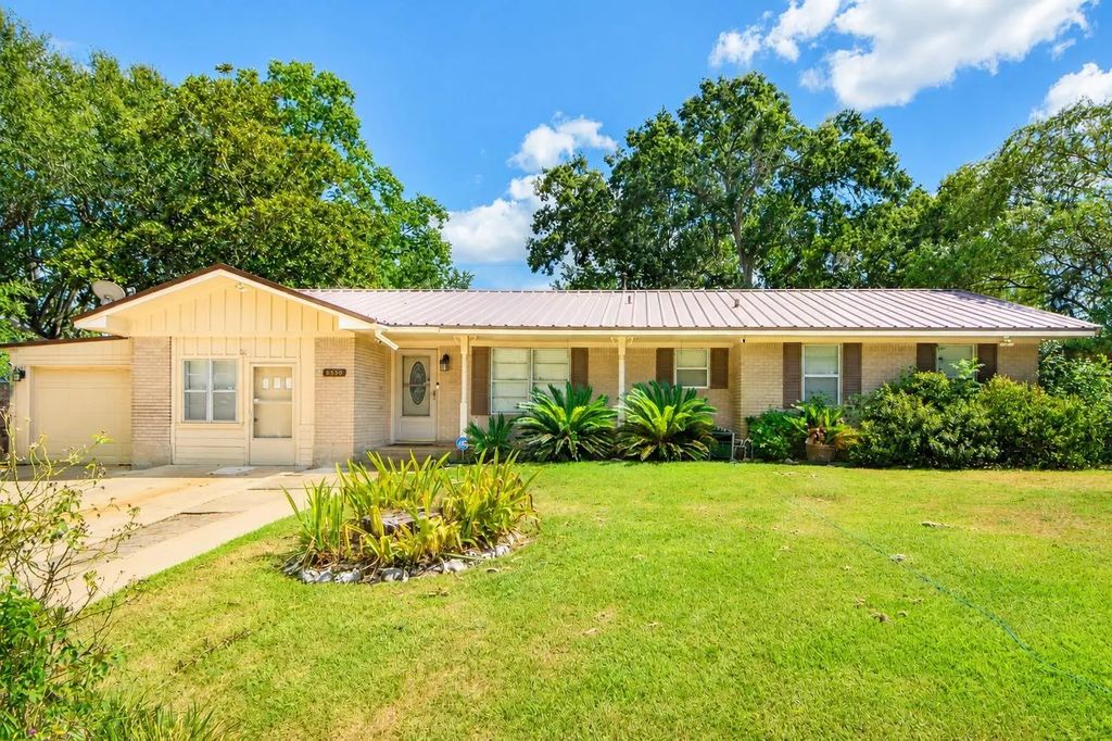 1507 Meadow Lane, Brenham