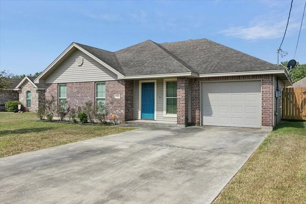 5165 Springwood Loop, Lumberton