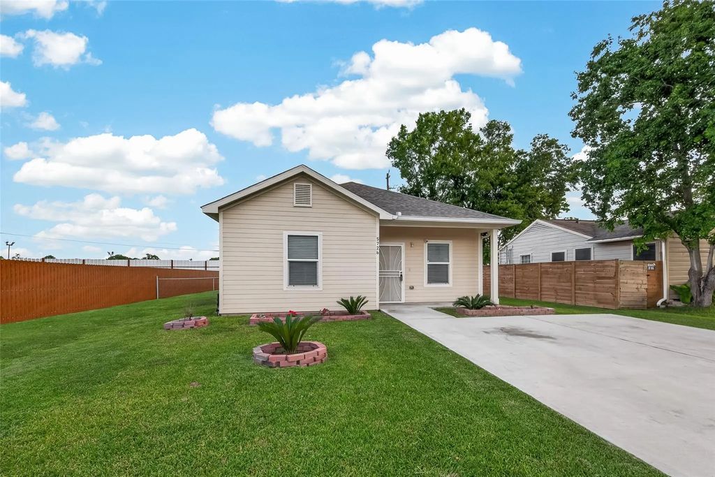 5726 Southwind Street, Houston