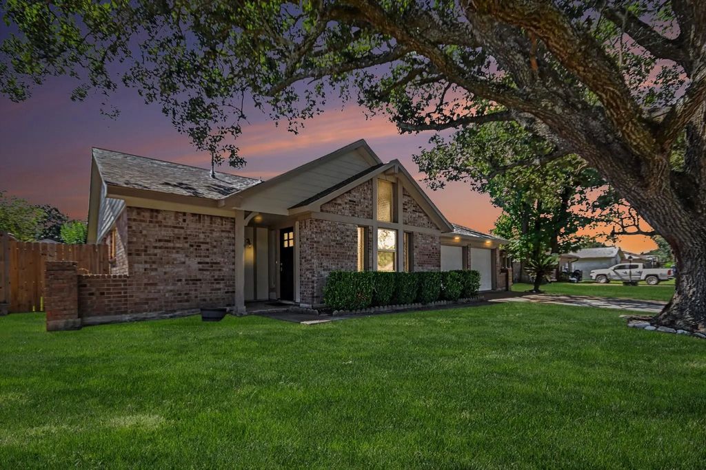 1705 E Baker Road, Baytown