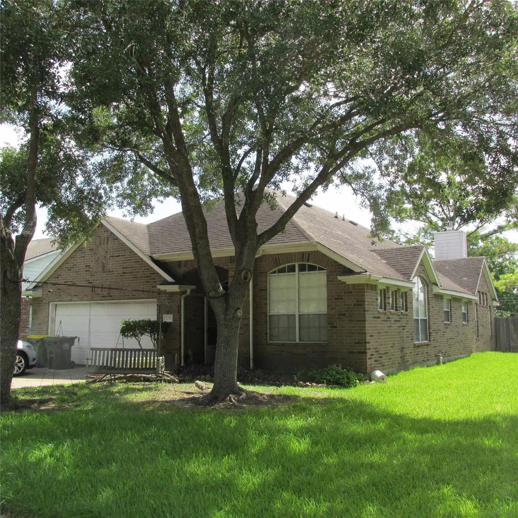 3255 Lakeway Lane, Pearland