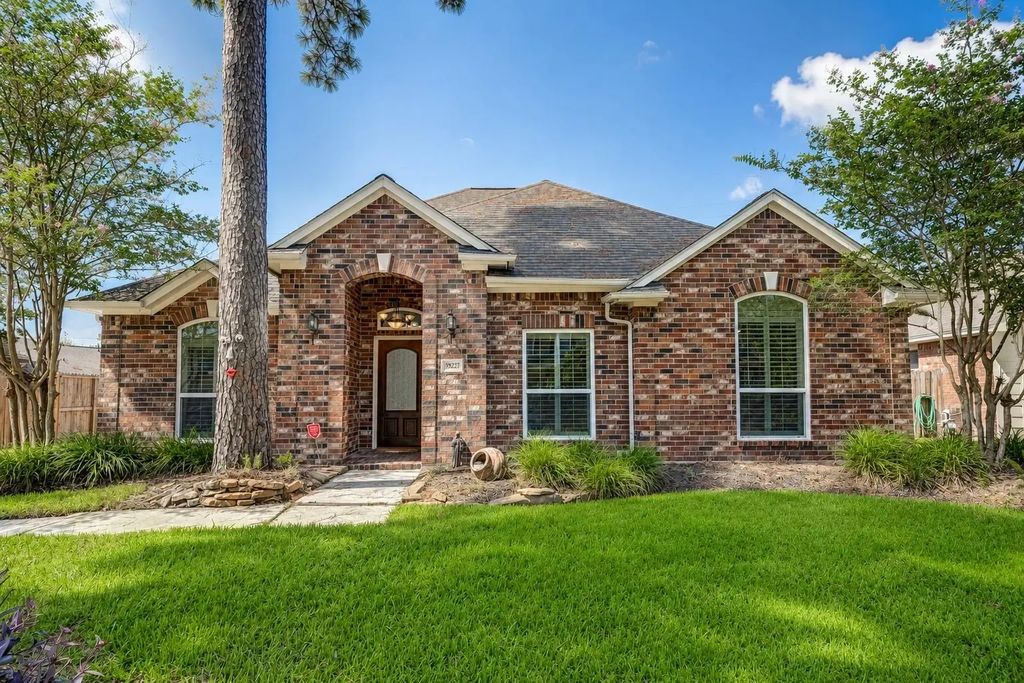 19227 Hikers Trail Drive, Humble