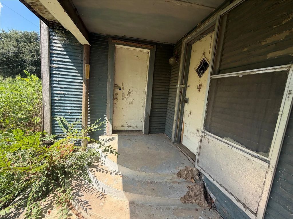 322 Walnut Street, Donie