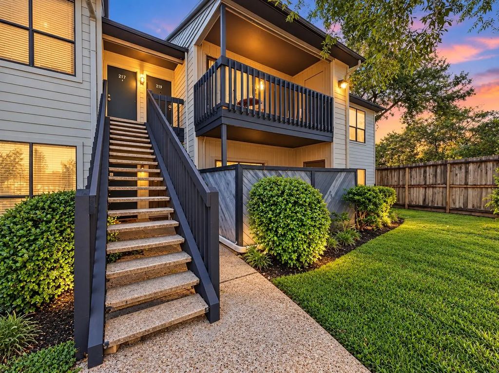 9009 Richmond Avenue 219, Houston