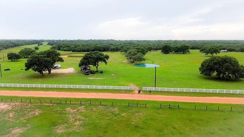 986 Private Road 1024, Hallettsville