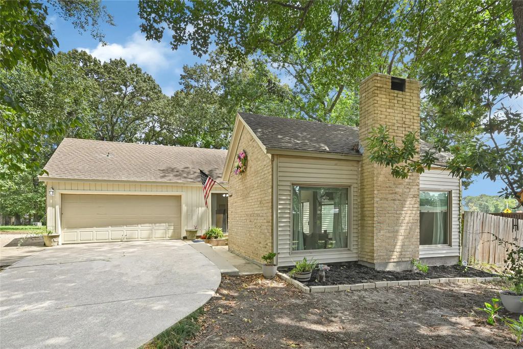71 April Wind Drive S, Conroe