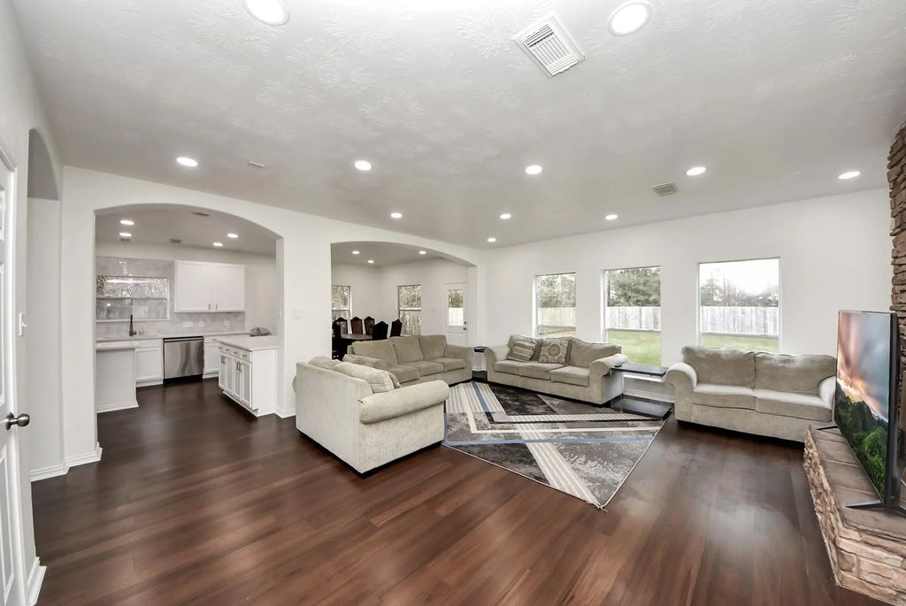915 Hinsdale, Magnolia