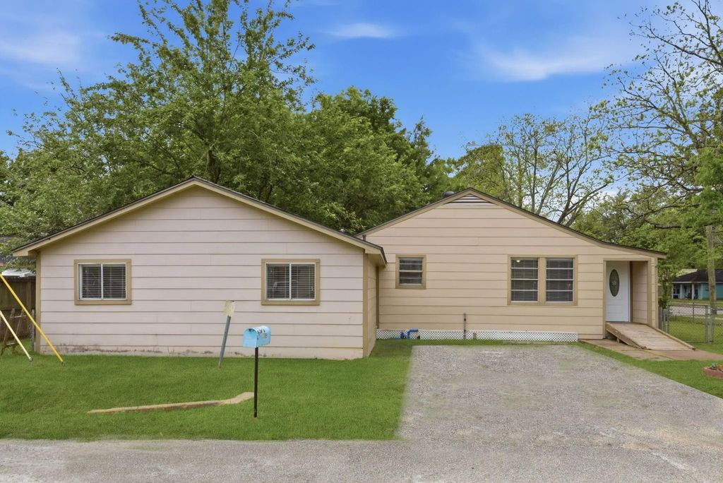 1109 E Walker Street, League City