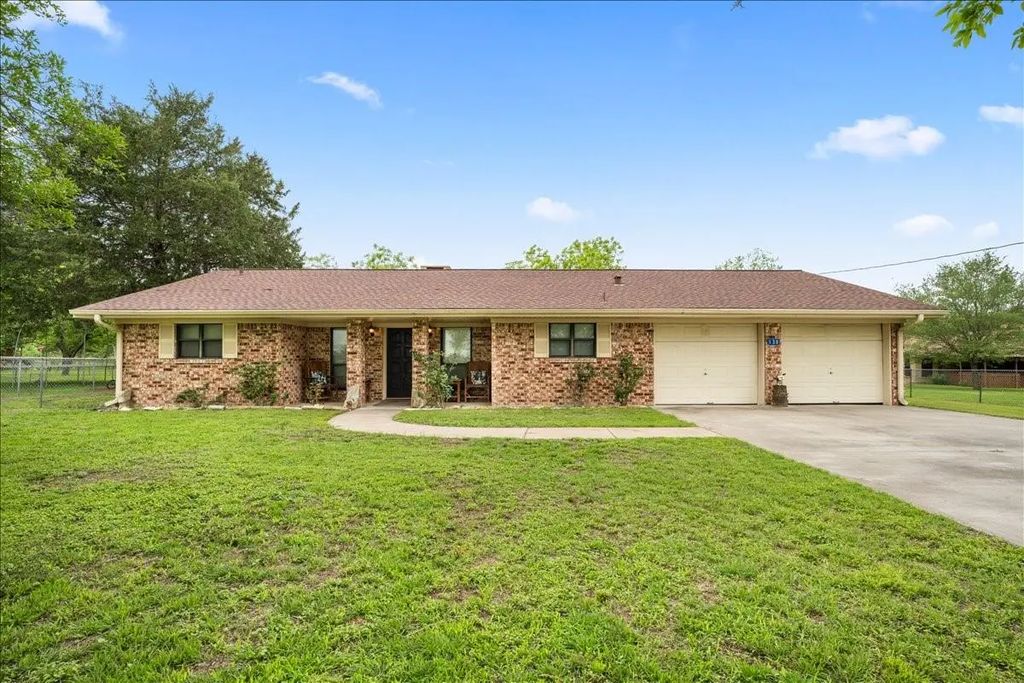 130 Elm Street, Flatonia