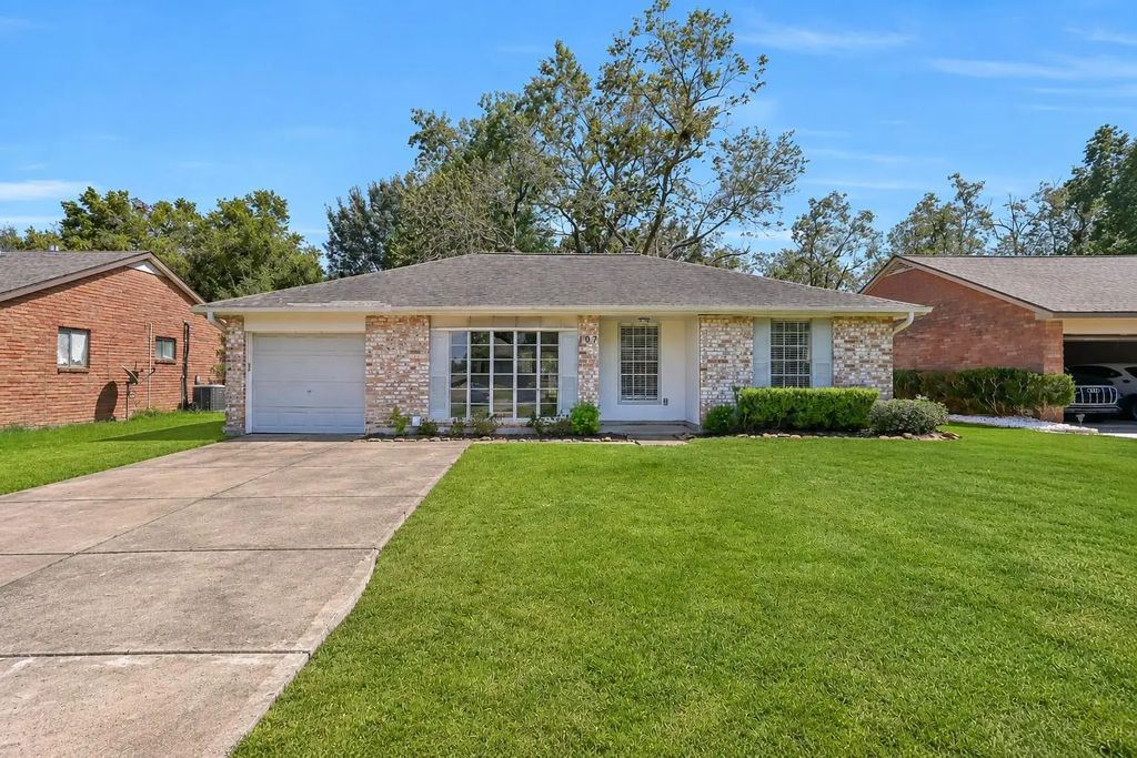 107 Stratmore Drive, Friendswood
