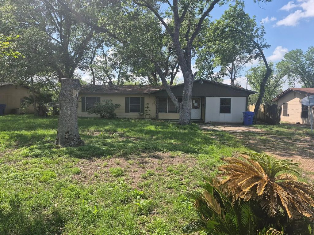 404 Svoboda Street, Yoakum