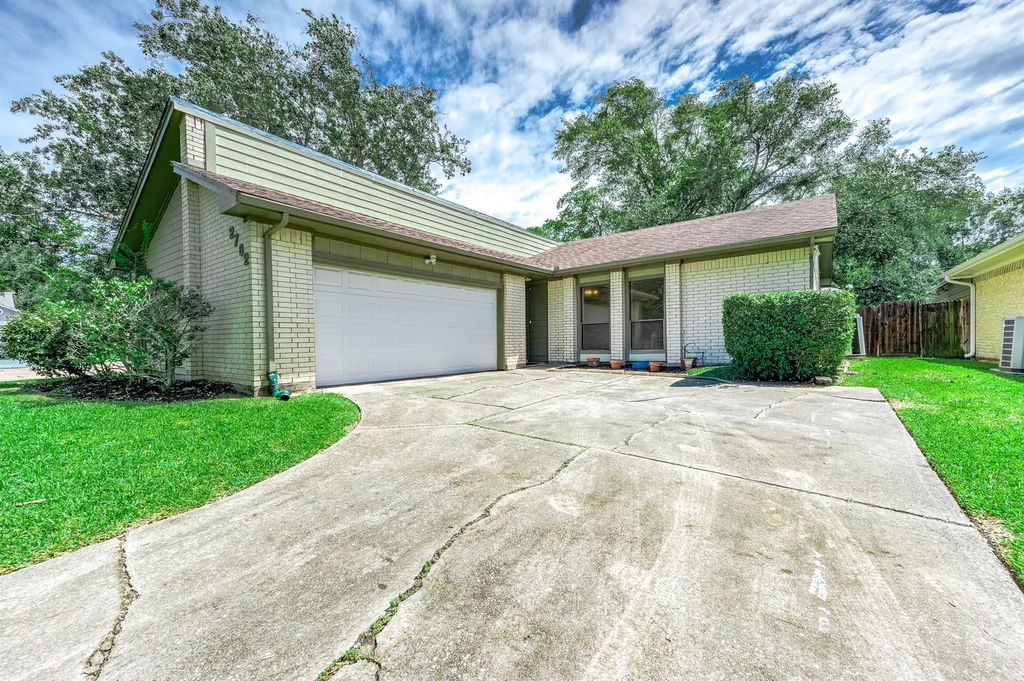 2702 Dove Tree Drive, Alvin