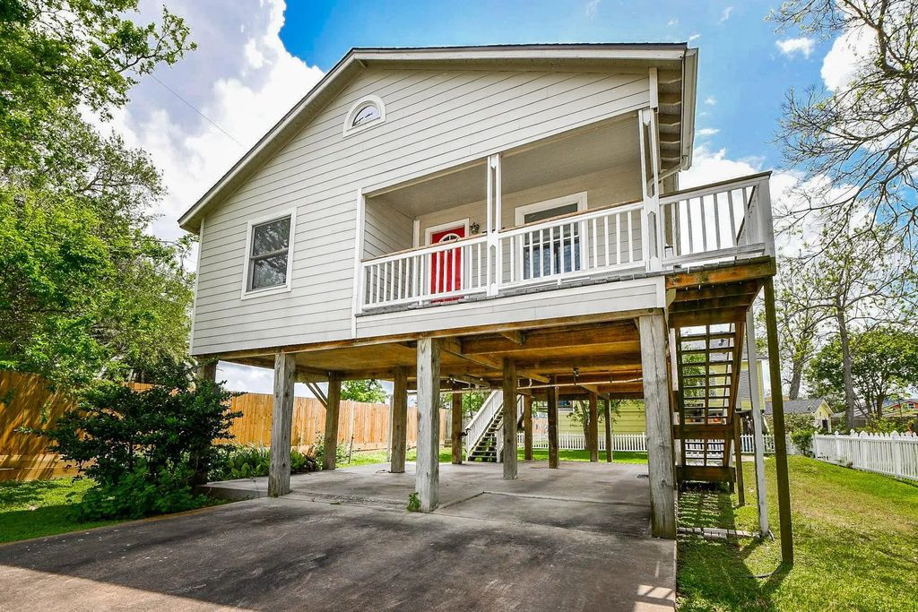 704 6th Street, Kemah