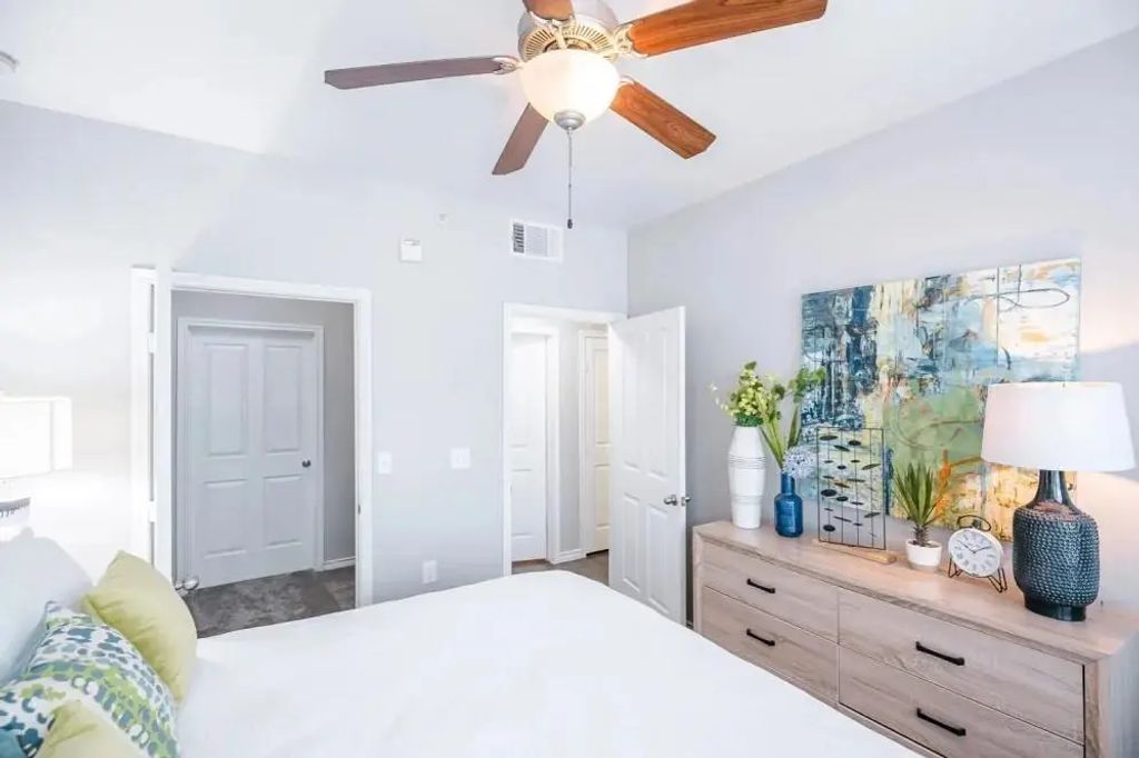 6710 Babcock Road 913, San Antonio