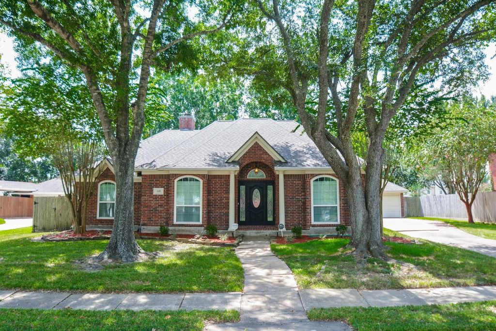 705 Eagle Lakes Drive, Friendswood