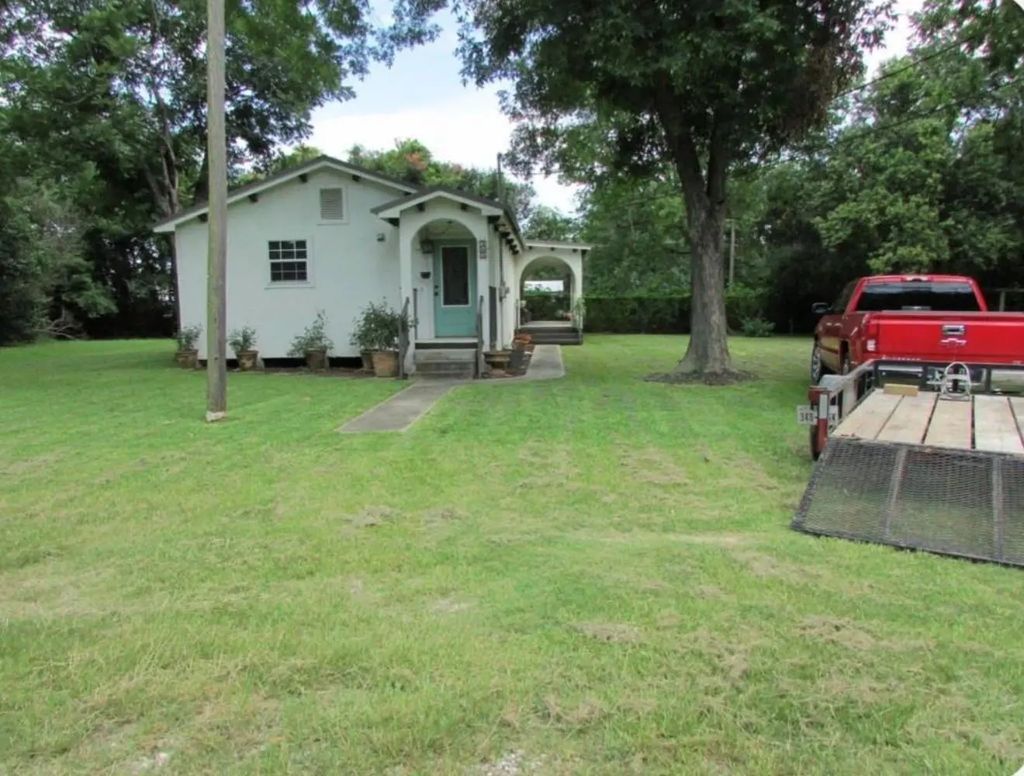 363 W Santa Fe Street, Conroe
