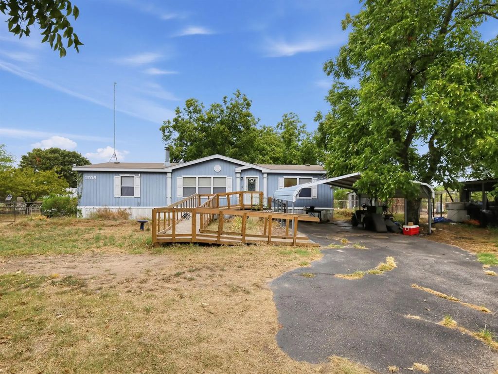 1708 W Frank Street, Grand Saline