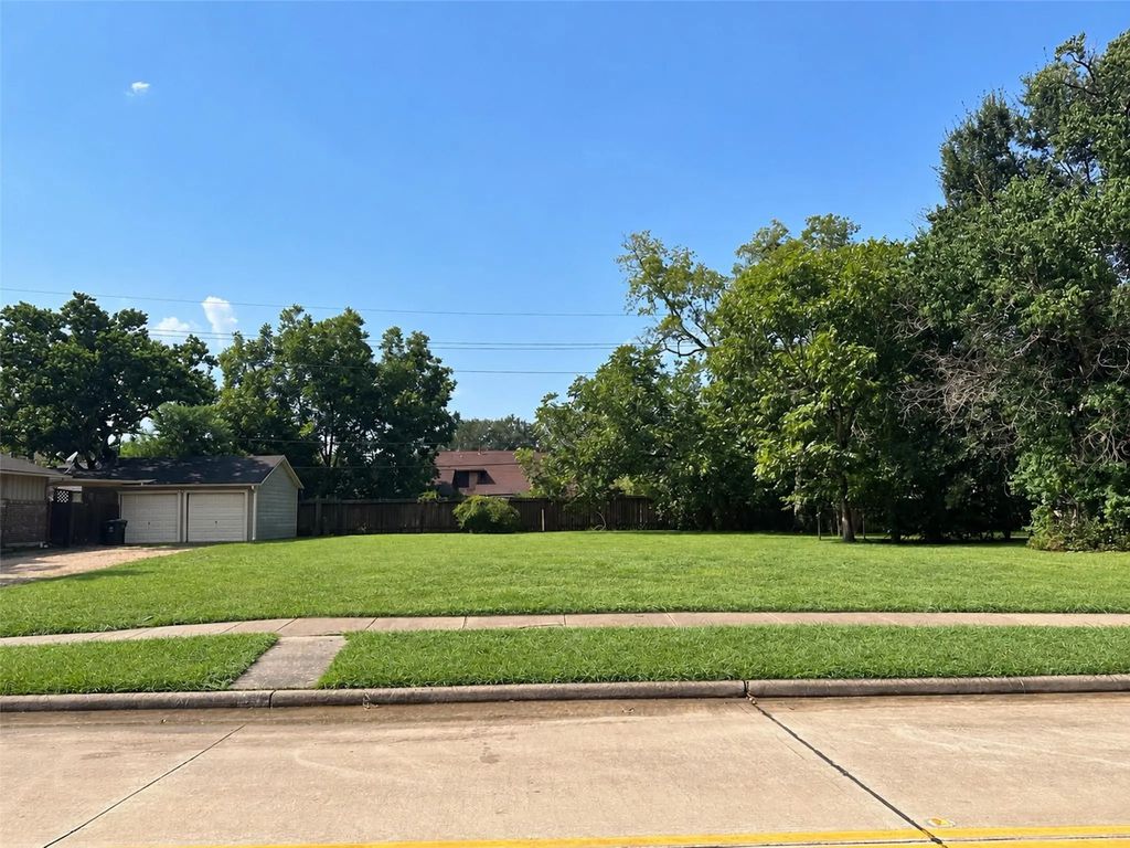 611 Lakeview Drive, Sugar Land