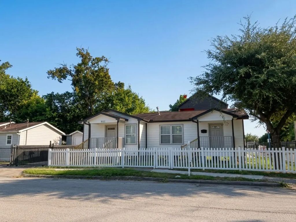 802 E 33rd Street, Houston